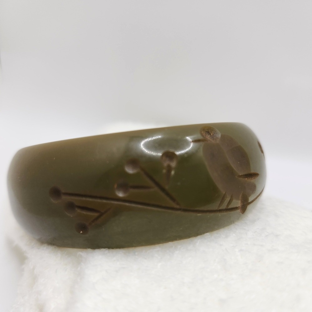 Vintage Bakelite Moss Green Bangle‎ Bracelet Etched Birds and Berries Motif 7.5"